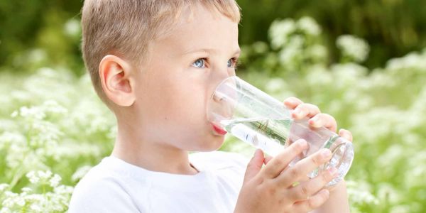 Beneficios de tomar agua purificada